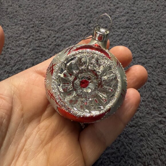 Vintage Glass Christmas Ornaments Set Of 6 Red & Silver Glitter Accents 1 Broken - Picture 10 of 16